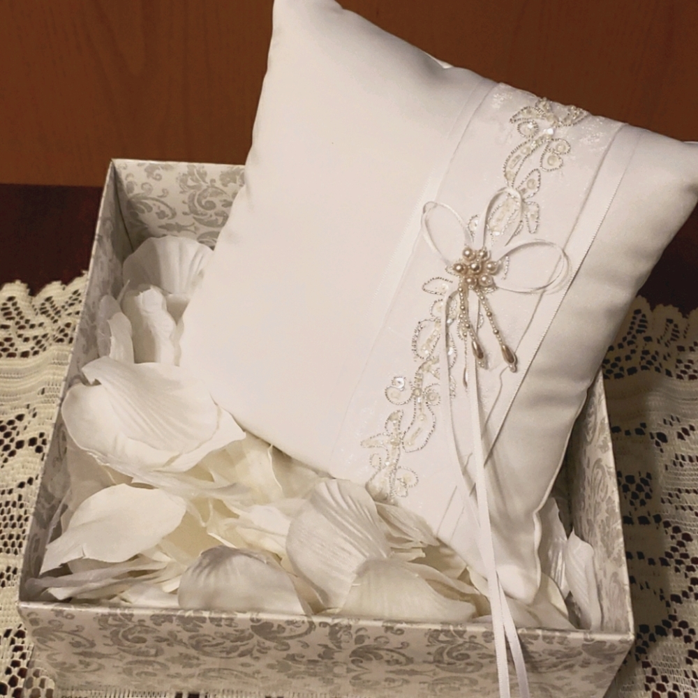 Ring Pillow with petals